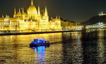Cruzeiro no rio à noite em Budapeste com concerto de piano e coquetel